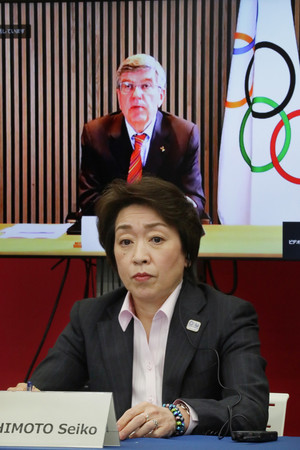 東京五輪・パラリンピックに向けた5者会談に臨む大会組織委員会の橋本聖子会長と、リモートで参加する国際オリンピック委員会(IOC)のバッハ会長=3日午後、東京都中央区