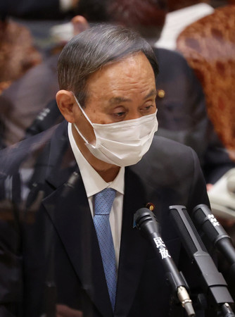 参院予算委員会で答弁する菅義偉首相=4日午前、国会内