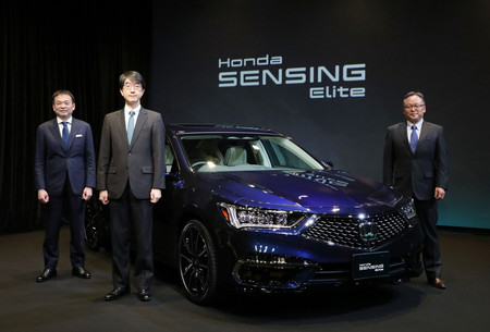 市販車として世界初の「レベル3」自動運転機能を搭載したホンダの新型「レジェンド」=4日午後、東京都内