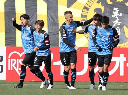 前半、先制ゴールを決め喜ぶ川崎の小林(左端)ら=6日、ユアスタ