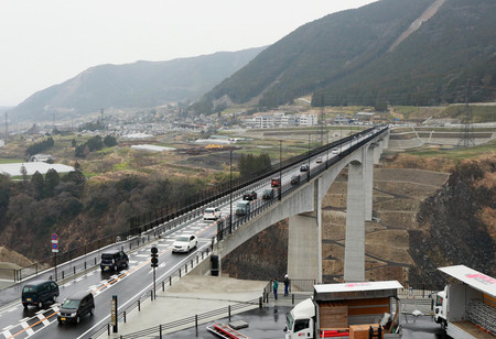 開通した新阿蘇大橋=7日午後、熊本県南阿蘇村