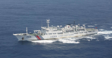 鹿児島県の佐多岬沖で日本の領海に侵入した中国海警局の海警2506(第10管区海上保安本部提供)