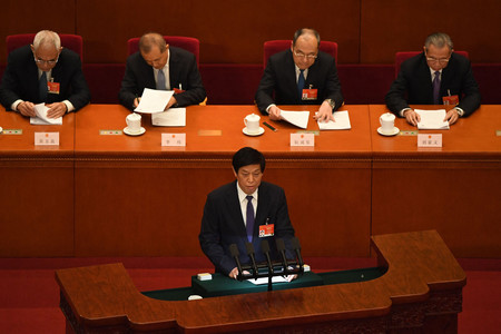 8日、中国・北京の人民大会堂で活動報告を行う栗戦書全国人民代表大会常務委員長(手前)(AFP時事)