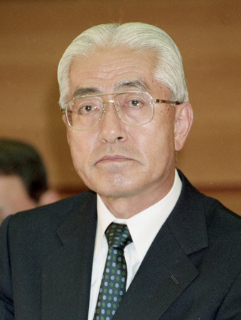 合併合意を発表した記者会見終了後、握手する若井恒雄三菱銀行頭取(左)と高垣佑東京銀行頭取=1995年3月、東京都中央区(肩書はいずれも当時)