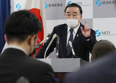 記者会見する梶山弘志経済産業相(奥)=7日午後、東京・霞が関