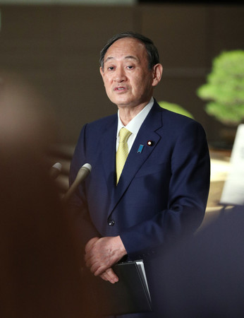 記者団の質問に答える菅義偉首相=7日午後、首相官邸