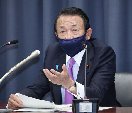 20カ国・地域(G20)の財務相・中央銀行総裁によるテレビ会議後に記者会見する麻生太郎財務相=7日夜、財務省