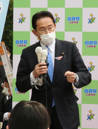 参院広島選挙区再選挙の自民党候補の出陣式であいさつする同党の岸田文雄前政調会長=8日午前、広島市