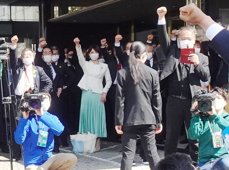 候補者の第一声に気勢を上げる支援者ら=8日午前、長野市