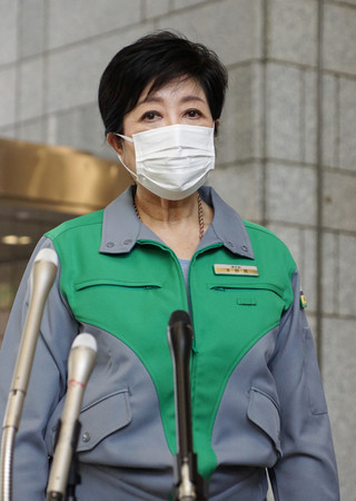 取材に応じる東京都の小池百合子知事=8日午前、都庁