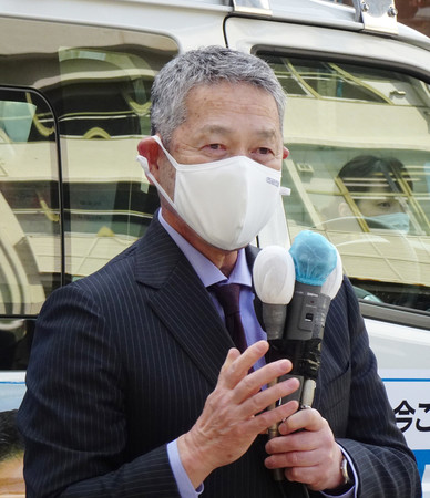 参院長野選挙区補欠選挙の自民党候補の第一声で、あいさつする同党の佐藤勉総務会長=8日午前、長野市