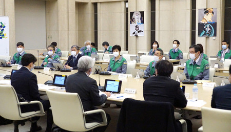 新型コロナウイルス感染症モニタリング会議に臨む東京都の小池百合子知事(中央)=8日午後、都庁