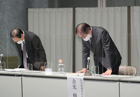 放送法の外資規制違反に関する記者会見の冒頭、頭を下げるフジ・メディア・ホールディングス(HD)の金光修社長(右)ら=8日午後、東京都港区