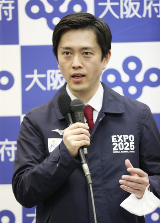取材に応じ、政府への緊急事態宣言発令の要請を正式決定したことを発表する吉村洋文知事=20日午後、大阪市中央区の大阪府庁
