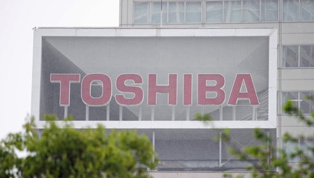 東芝本社に掲げられた「TOSHIBA」のロゴマーク=東京都港区