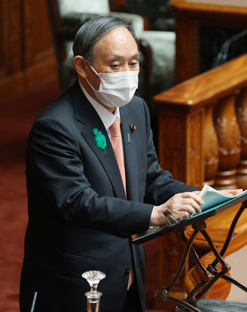参院本会議で答弁する菅義偉首相=21日午前、国会内