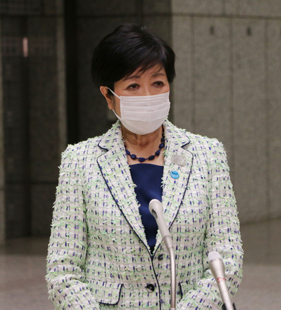 記者団の取材に応じる小池百合子東京都知事=21日夜、都庁