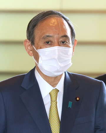 首相官邸に入る菅義偉首相=22日午前、東京・永田町
