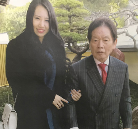 会社経営野崎幸助さん(右)と元妻の須藤早貴容疑者(関係者提供)