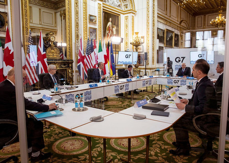 4日、ロンドンで行われた先進7カ国(G7)外相会議(外務省提供)