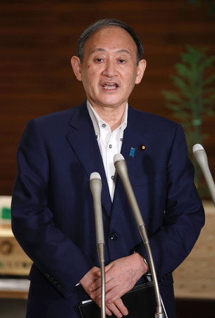 緊急事態宣言の延長などについて質問に答える菅義偉首相=6日午後、首相官邸