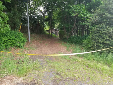 住人の一家が襲われ、夫妻が殺害された民家の周辺=7日午後、茨城県境町