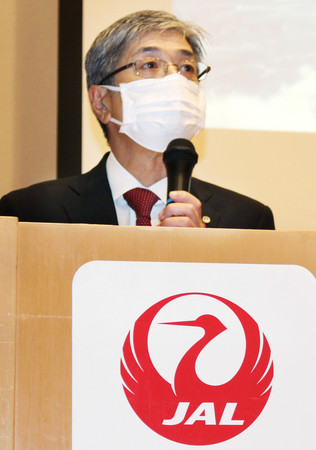 2021年3月期連結決算について記者会見する日本航空の赤坂祐二社長=7日午後、東京都品川区