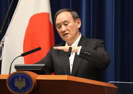 緊急事態宣言などの延長を決め、記者会見で質問に答える菅義偉首相=7日午後、首相官邸