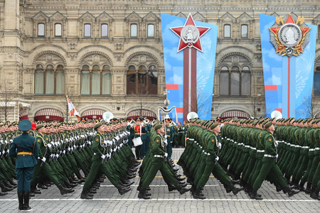 9日、モスクワを行進するロシア軍の兵士たち(AFP時事)