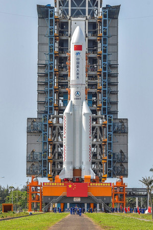 中国の大型ロケット「長征5号B」=4月23日、海南省の文昌発射場(AFP時事)