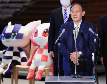 G7サミット出席を前に、記者団の取材に応じる菅義偉首相=10日午後、首相官邸
