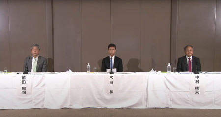 東芝の昨年の定時株主総会に関する調査結果について、オンラインで記者会見した3人の弁護士=10日午後