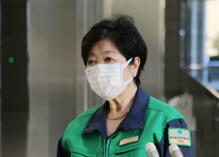 退庁時に記者団の取材に応じる東京都の小池百合子知事=10日午後、都庁