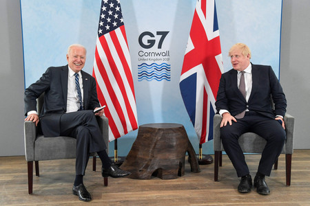 10日、英コーンウォールで会談するジョンソン首相とバイデン米大統領(左)(AFP時事)