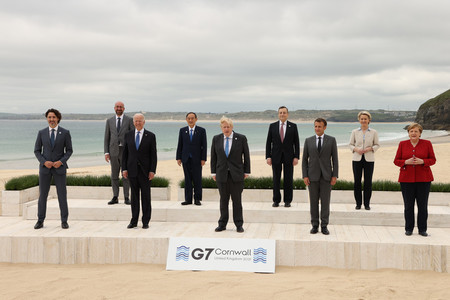 G7サミットで記念撮影をする菅義偉首相(後列左から2人目)ら各国首脳。前列左から2人目はバイデン米大統領。中央は議長のジョンソン英首相=11日、英国・コーンウォール