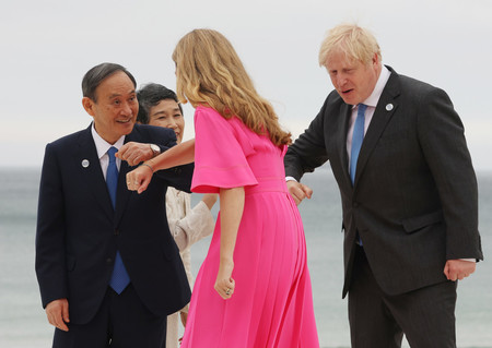 G7サミットで英国のジョンソン首相夫妻に出迎えられる菅義偉首相と真理子夫人=11日、英国・コーンウォール