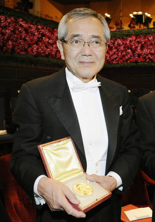 ノーベル化学賞を受賞した根岸英一さん