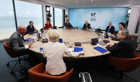 G7サミットのセッションに臨む菅義偉首相(左から2人目)ら各国首脳=11日、英国・コーンウォール(代表撮影・時事)