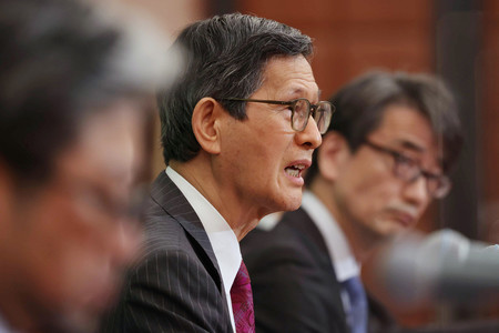 オンラインで記者会見する政府の新型コロナウイルス感染症対策分科会の尾身茂会長(中央)ら=18日午後、東京都千代田区の日本記者クラブ