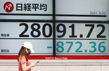 下落した日経平均株価を示す電光ボード=21日午前、東京都中央区