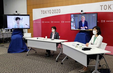 東京五輪・パラリンピックに向けた5者協議で会談する(左から)東京都の小池百合子知事、大会組織委員会の橋本聖子会長、国際オリンピック委員会のバッハ会長、丸川珠代五輪担当相=21日午後、東京都中央区の晴海トリトンスクエア(代表撮影)