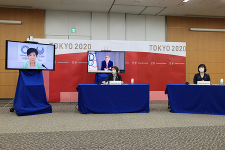 東京五輪・パラリンピックに向けた5者会談に臨む、東京都の小池百合子知事(モニター左)ら=4月28日、東京都中央区