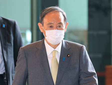 首相官邸に入る菅義偉首相=18日、東京・永田町