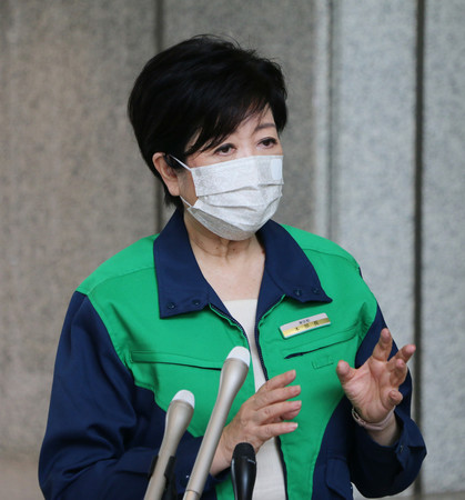 22日午前の登庁時に記者団の取材に応じる東京都の小池百合子知事=都庁
