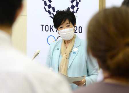 東京五輪・パラリンピックの5者協議後、取材に応じる小池百合子東京都知事=21日、都庁