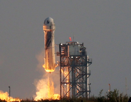 アマゾン・ドット・コム創業者のベゾス氏らを乗せ打ち上げられた宇宙船=20日、米テキサス州(AFP時事)