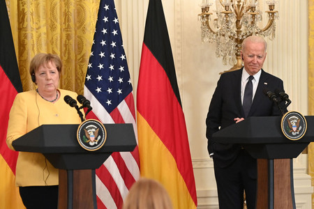 ドイツのメルケル首相(左)とバイデン米大統領=15日、ホワイトハウス(AFP時事)