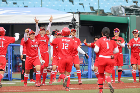 メキシコ戦の延長8回、サヨナラ勝ちを喜ぶ日本=22日、福島県営あづま球場