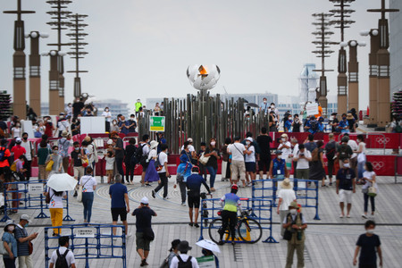 東京五輪の聖火を見ようと「夢の大橋」にある聖火台を訪れた人たち=31日、東京都江東区