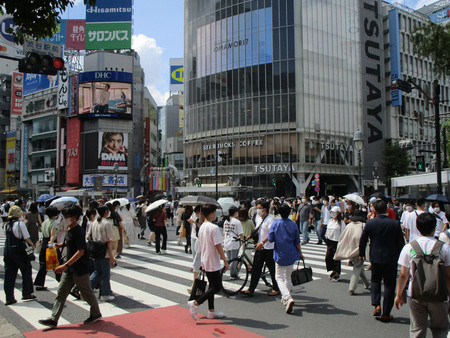 多くの人が行き交う東京・渋谷のスクランブル交差点=31日午後、東京都渋谷区